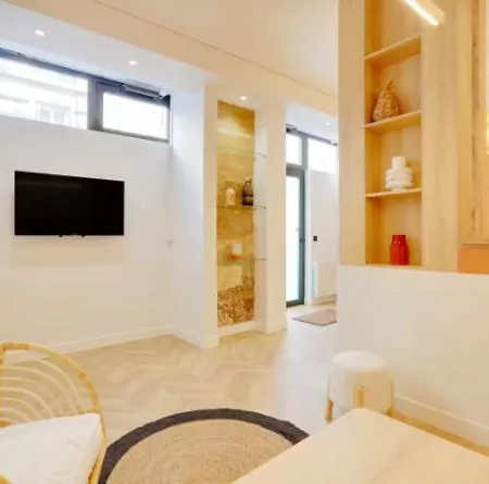 Spacious & Bright 2br 6 Guests Bastille شقة
