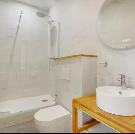 Spacious & Bright 2br 6 Guests Bastille شقة