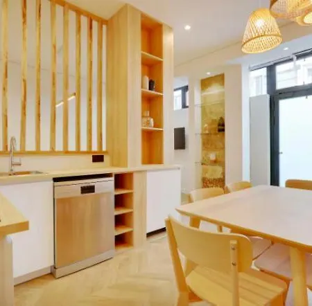 Spacious & Bright 2br 6 Guests Bastille شقة *